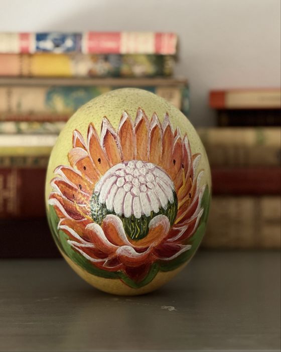 Ovo de avestruz pintado e assinado