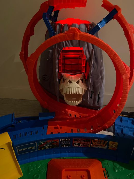 Pista hot wheels monster trucks