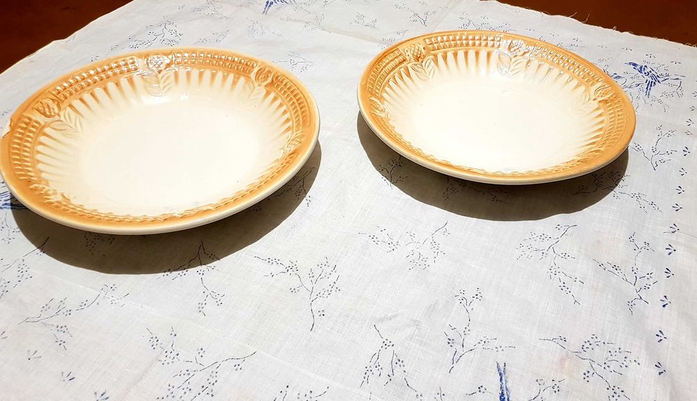 Большие фаянсовые тарелки (блюда)
