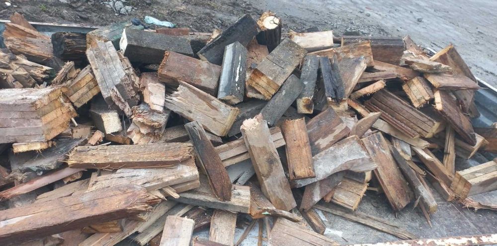 drewno z demontażu pocięte na kawałki deski drzewo opał