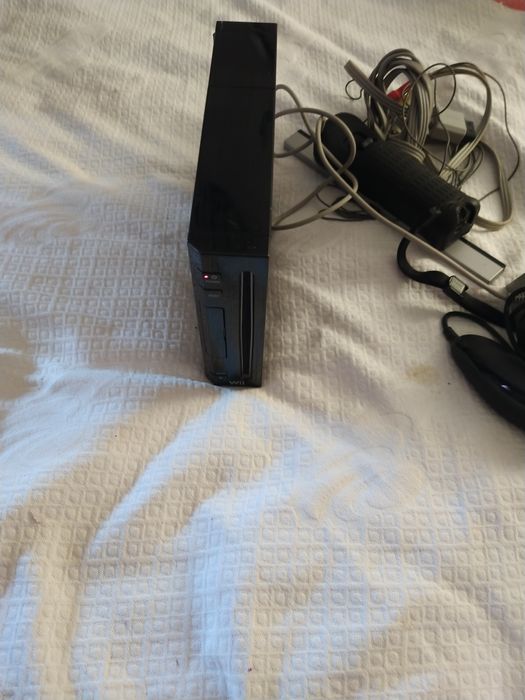 Consola Nintendo Wii com acessórios e jogo