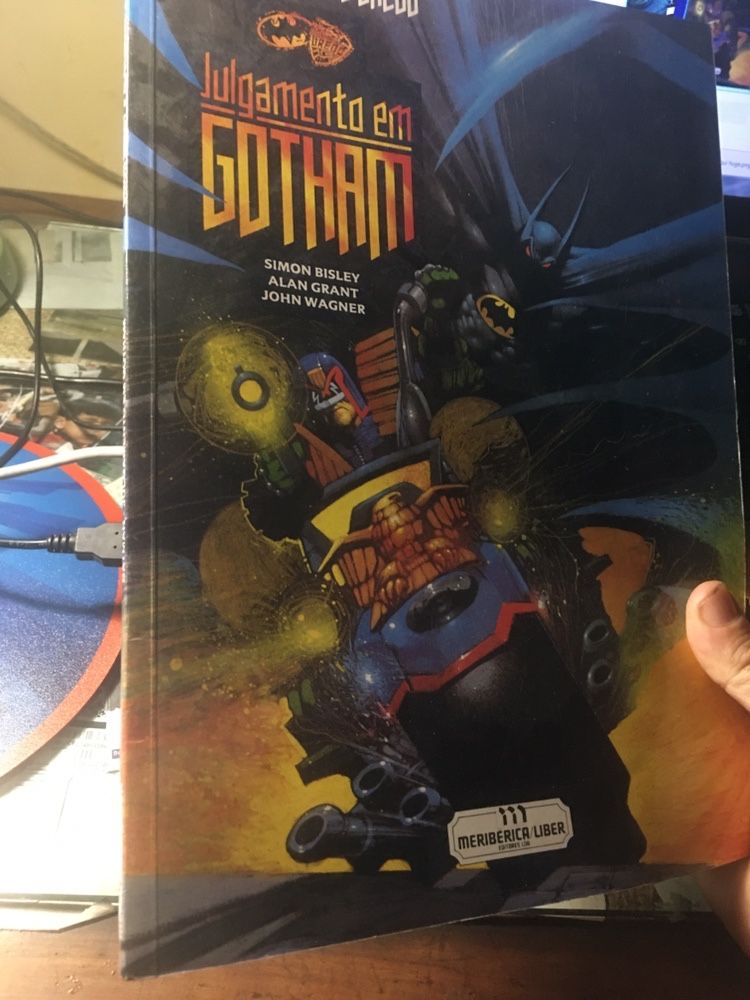 Batman e Judge Dredd -Julgamento em Gotham