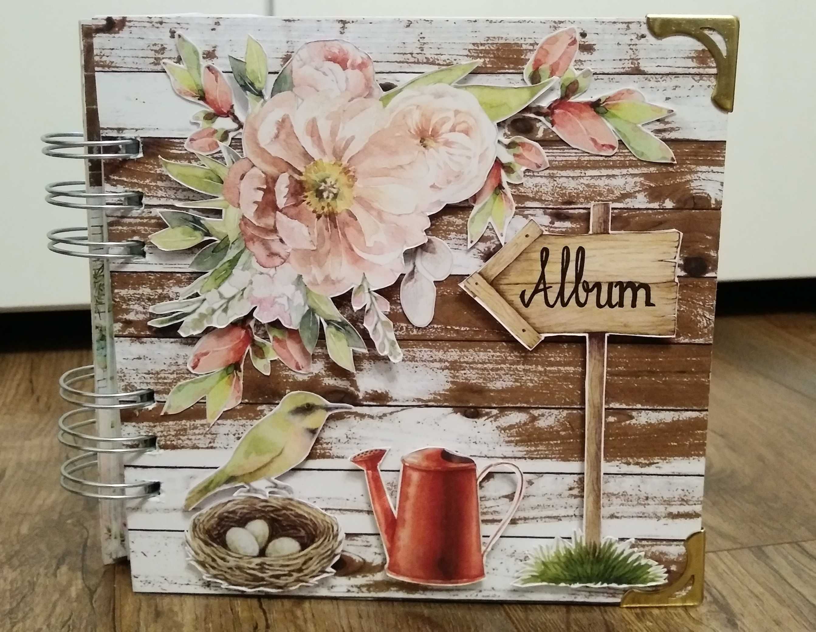 Ręcznie robiony album metodą scrapbooking.