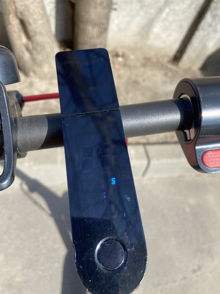 Продам електросамокат Xiaomi Mi Electric Scooter Pro