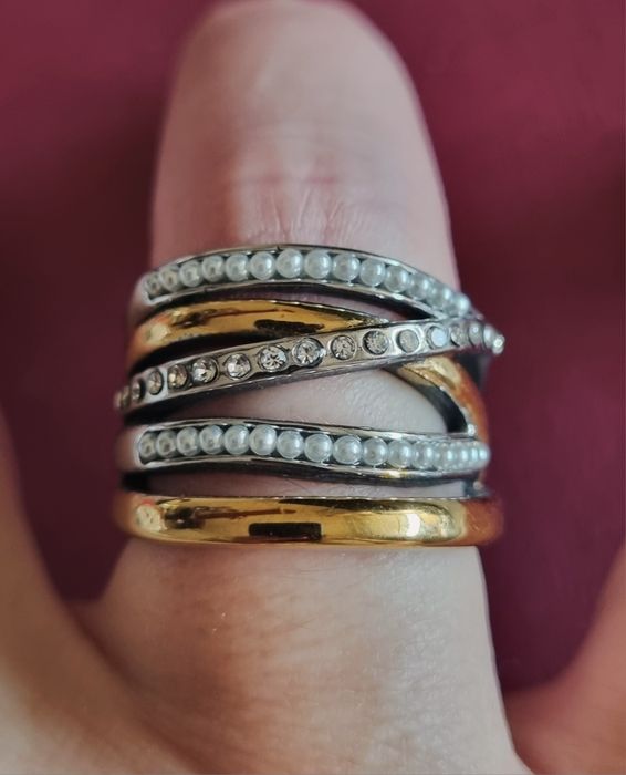 Anel bicolor, em aço, com zirconias e micropérolas. T17