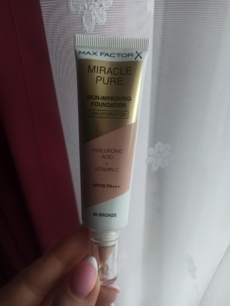 Max Factor Miracle Pure rozświetlający podkład wit C kwas hialuronowy