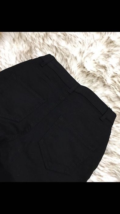 Czarne dżinsy jeansy skinny xs z biżuteryjnym zdobieniem calzedonia