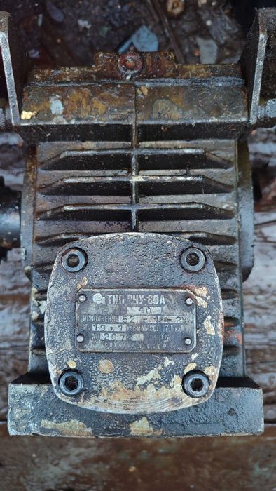 Редуктор в чудовому стані+два більших редуктора