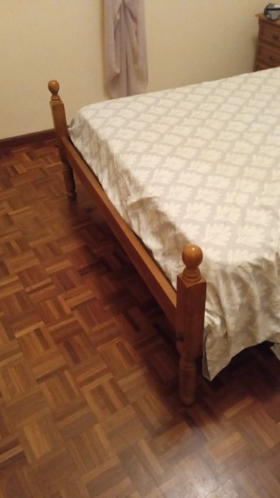 Cama de casal em castanho