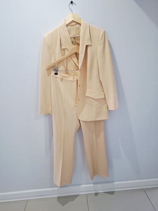 Brzoskwiniowy garnitur damski w delikatne paseczki żakiet spodnie l 40