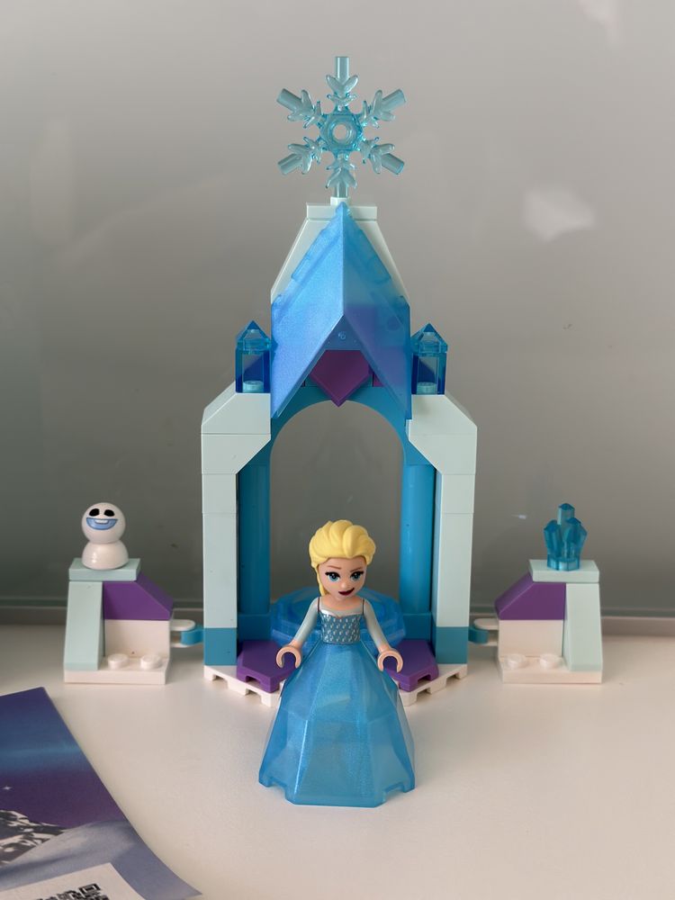 Конструктор LEGO Disney Frozen 2 Подвір'я палацу Ельзи 43199