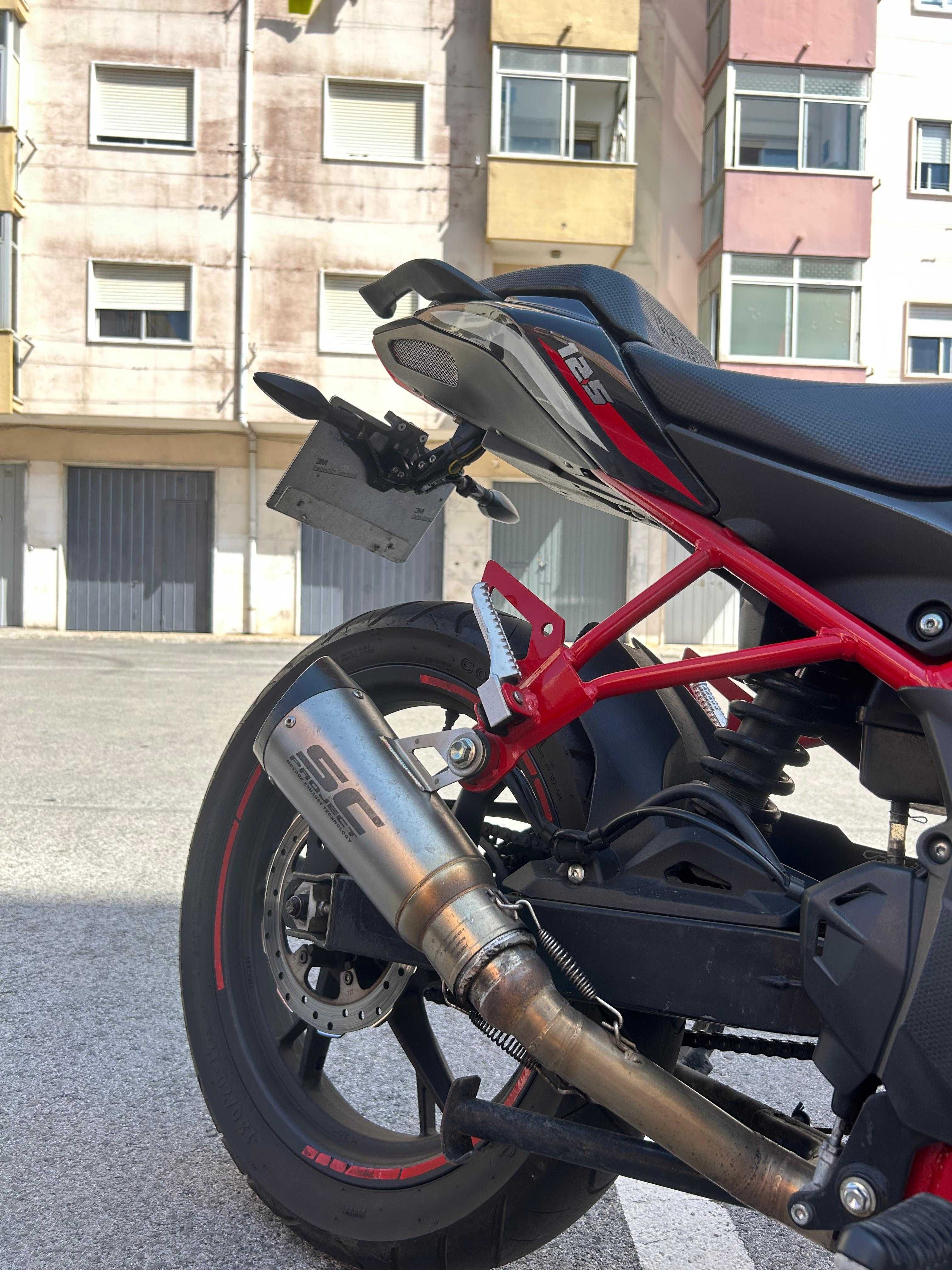 Benelli Bn 125 com extras
