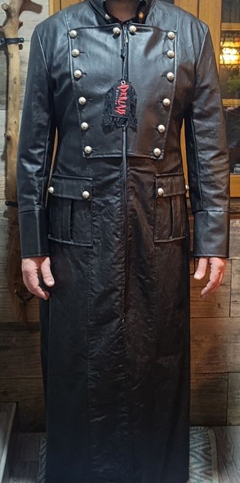 Casaco comprido estilo gótico