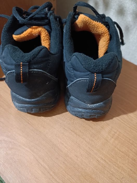 Продам підліткове зимове взуття в ідеальному стані 38/39р..
