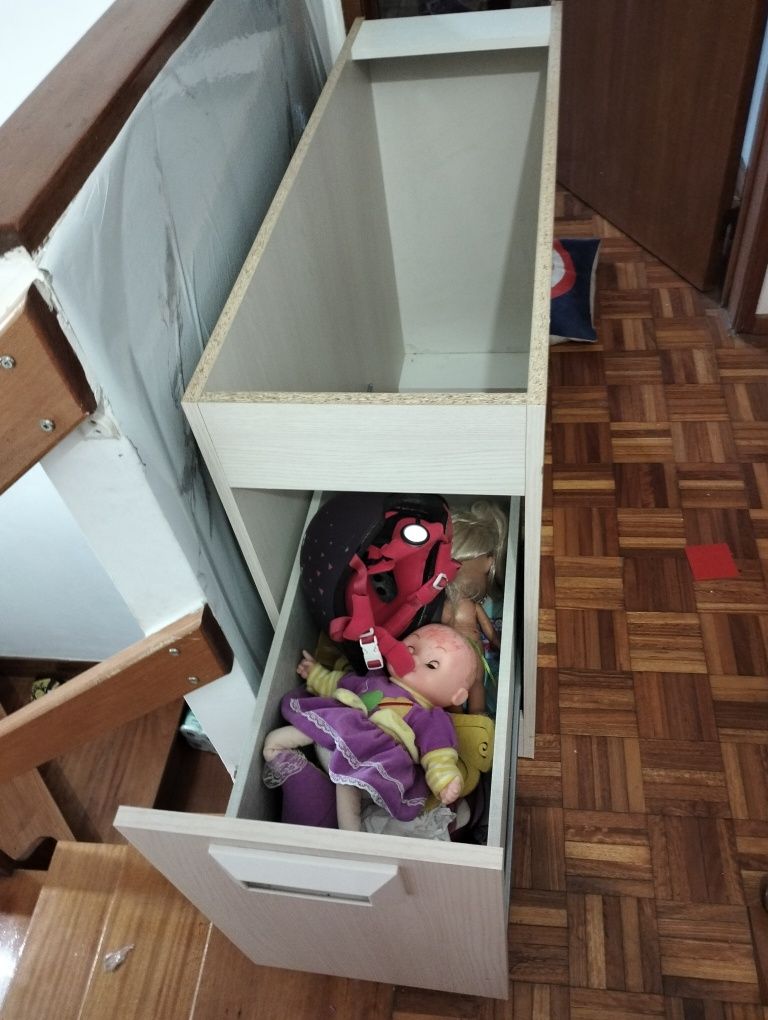 Secretaria menina com muita arrumaçao