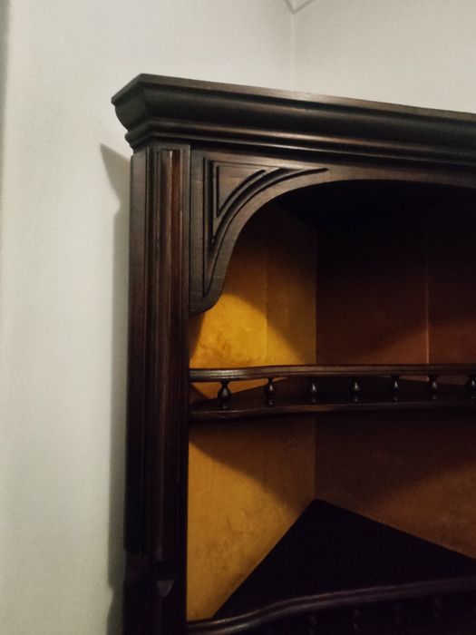 Móvel antigo de canto