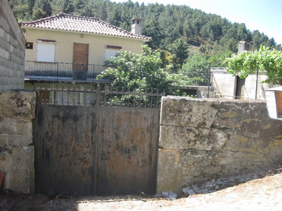 casa na aldeia de Paredes, concelho de Murça,