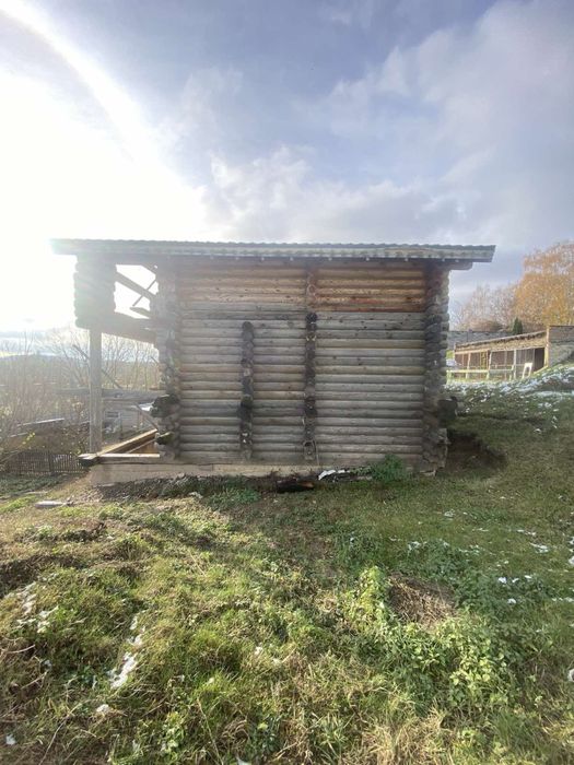 Деревяний будинок із оциліндрованого бруса.