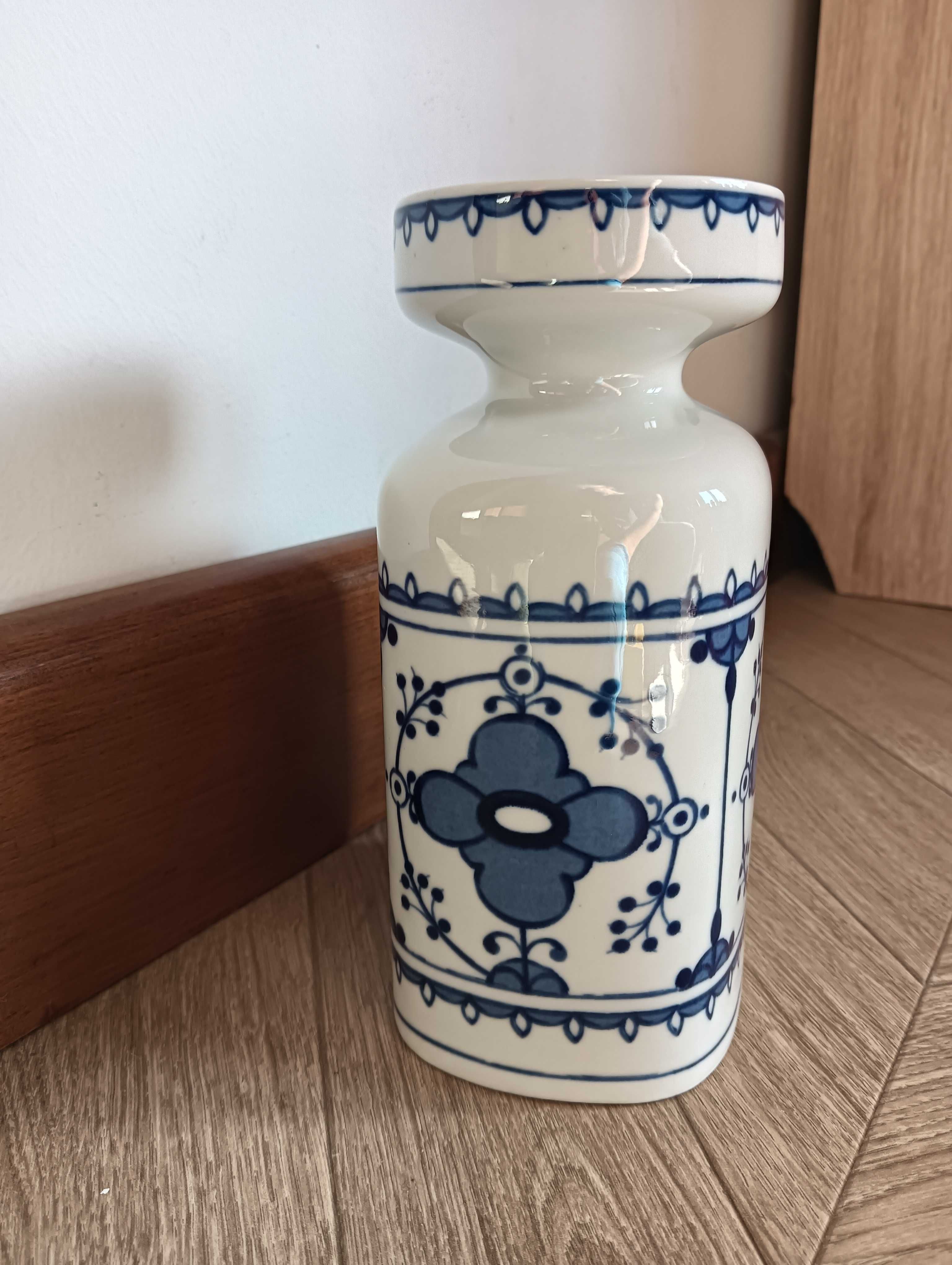 Wazon porcelanowy z niebieskim wzorem