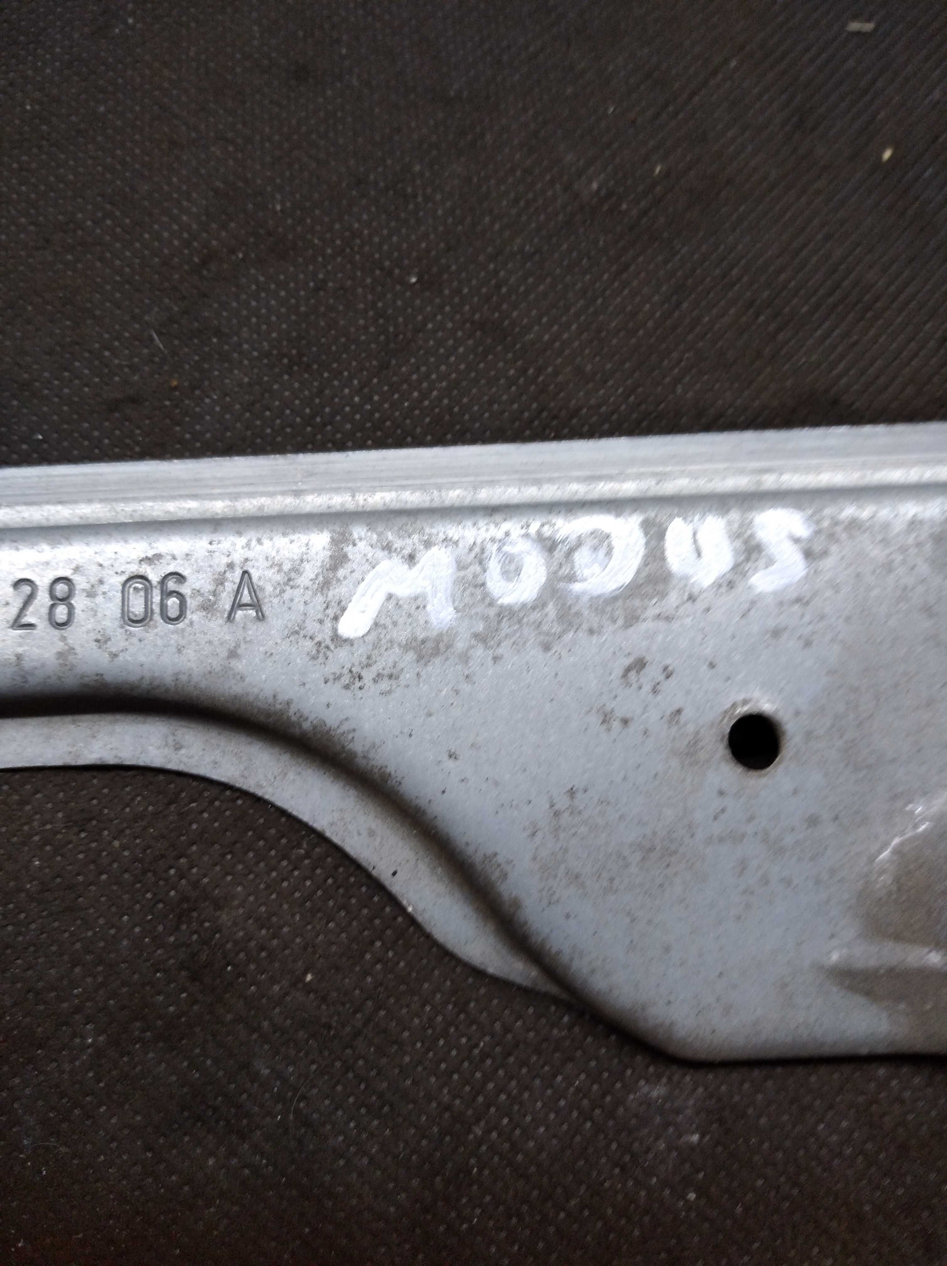 Renault Modus  mechanizm  podnoszenia  szyby prawy przód