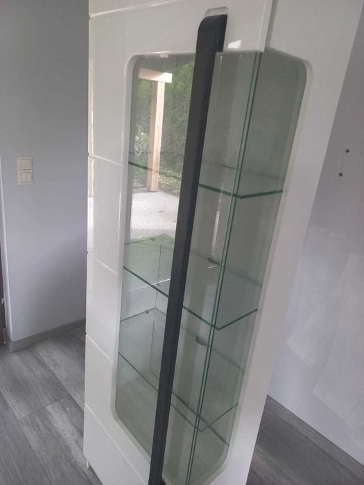 Witryna biala z przeszkleniami- cena okazja