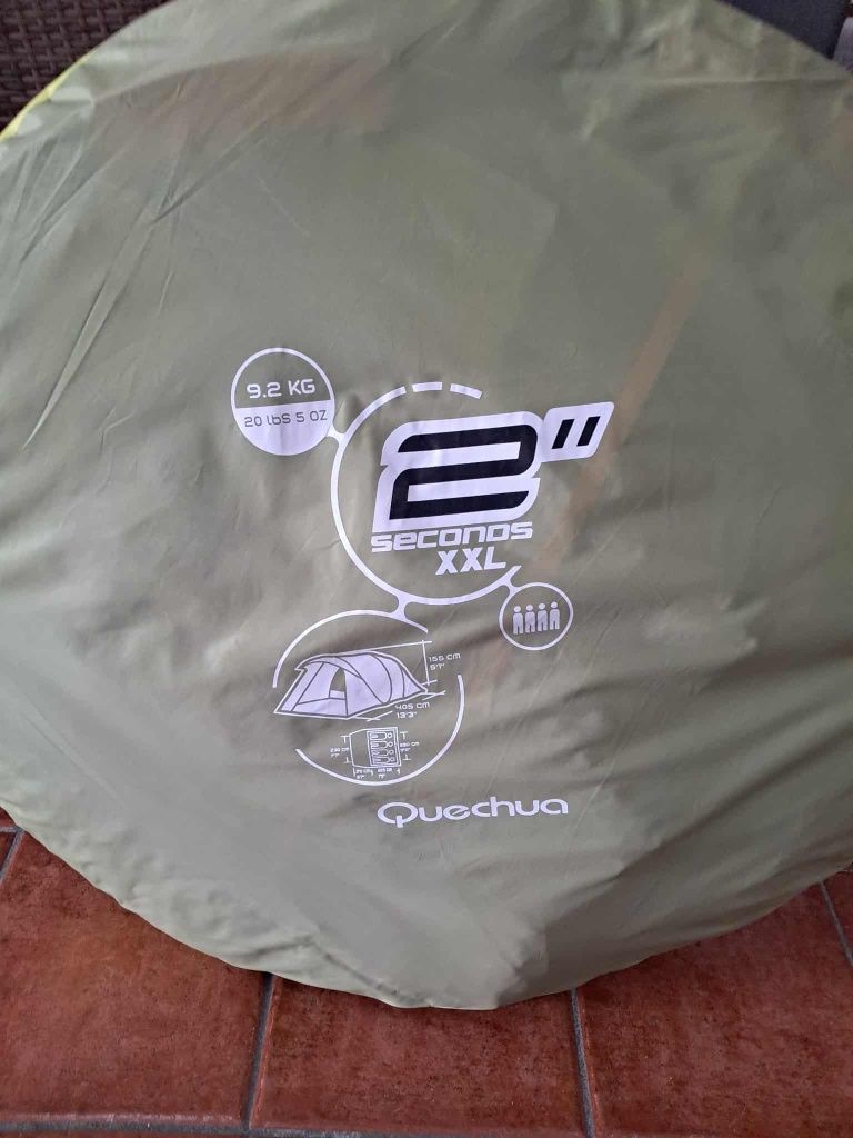 Tenda campismo  com dois colchões e dois sacos para dormir