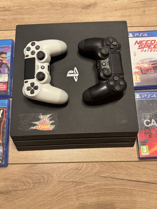 Konsola ps4 + 2 pady + 7 gier