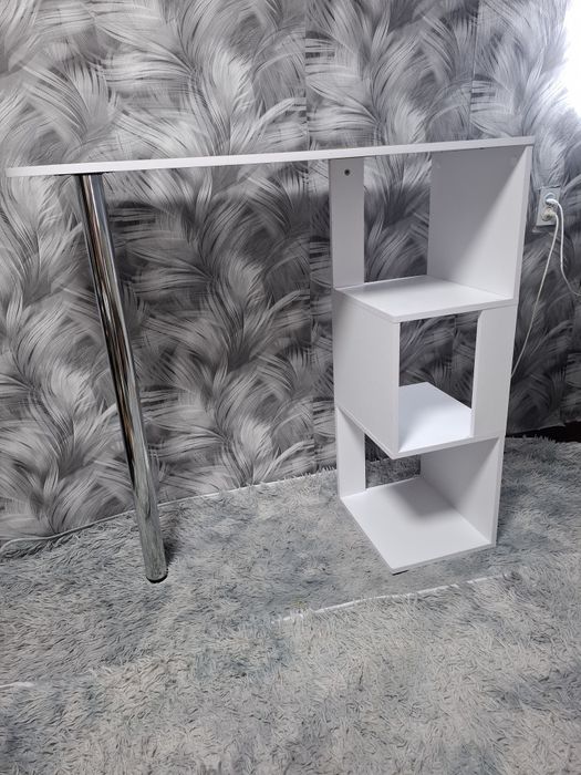 Барна стійка в білому колярі