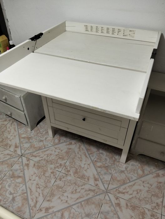 Cómoda com muda fraldas e roupeiro criança IKEA