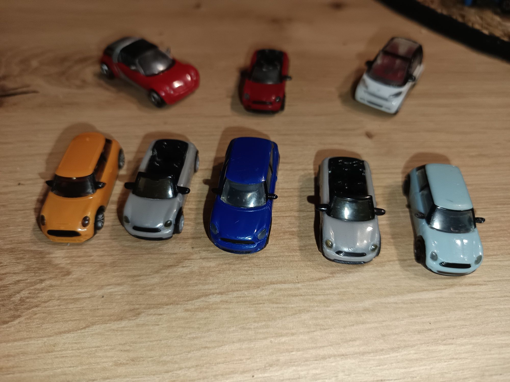 Zestaw 8 małych kultowych samochodzików  Mini i Smart z Kinder joj