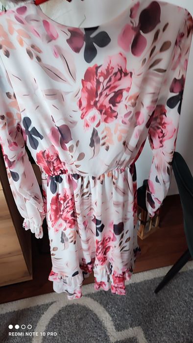 Piękna elegancka sukienka dekolt v z paskiem w talii komunia chrzest