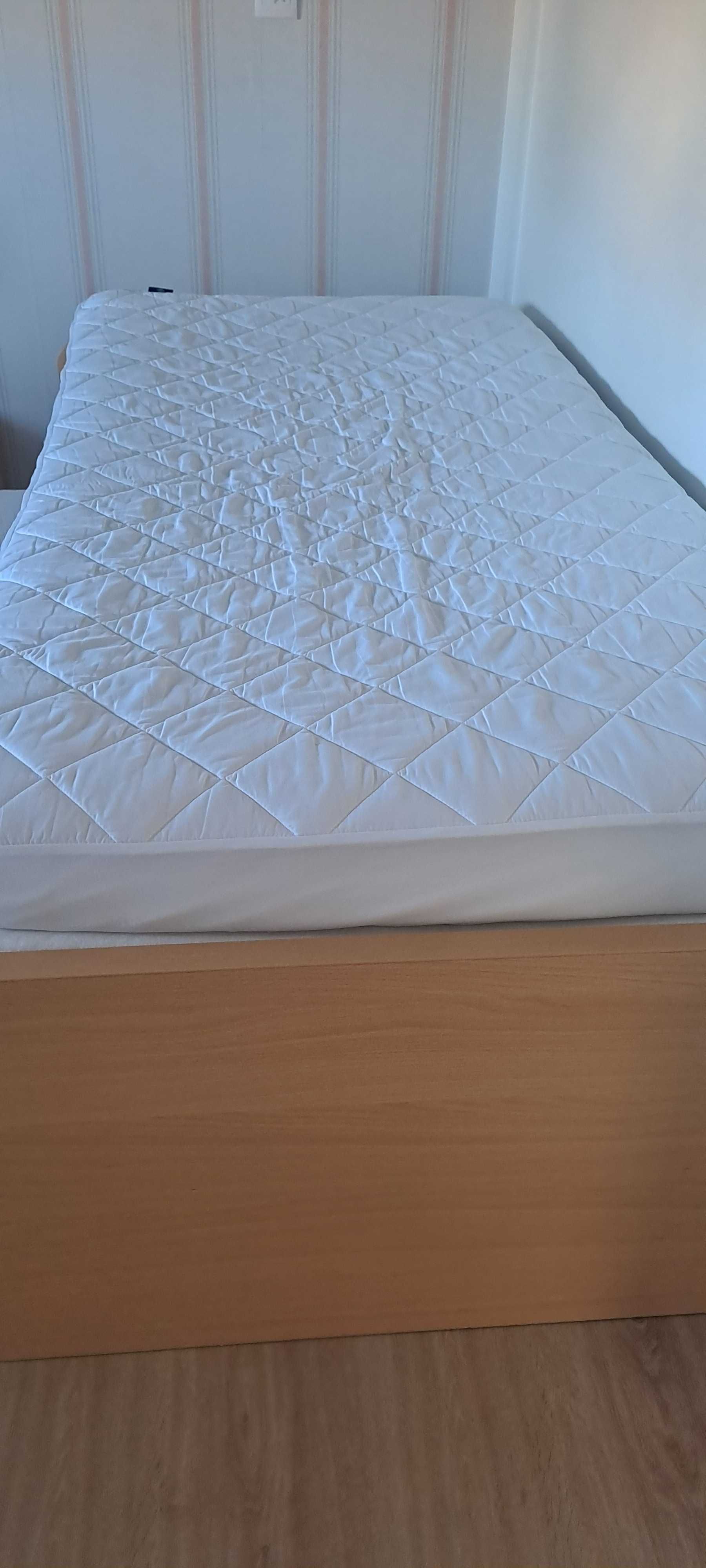 Cama 190/90 com 2 colchões