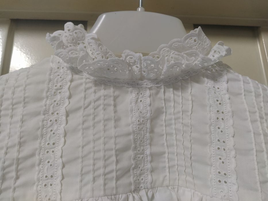 Blusa branca com peito em renda. Feita à mão
