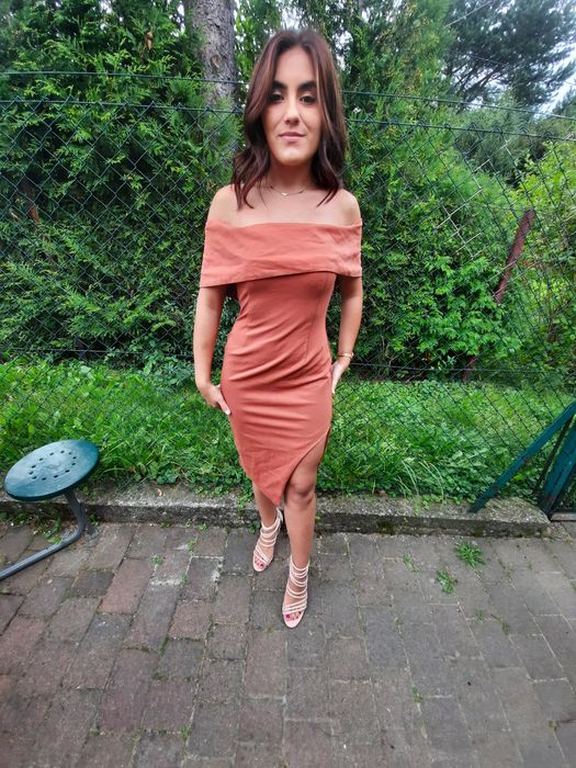 Piękna sukienka z rozcięciem na nodze