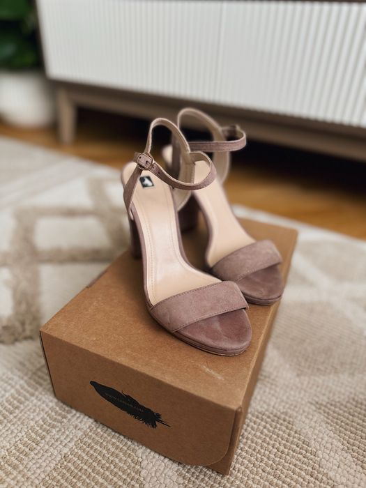 Босоніжки замшеві Л. Карварі пудрові 36 розмір