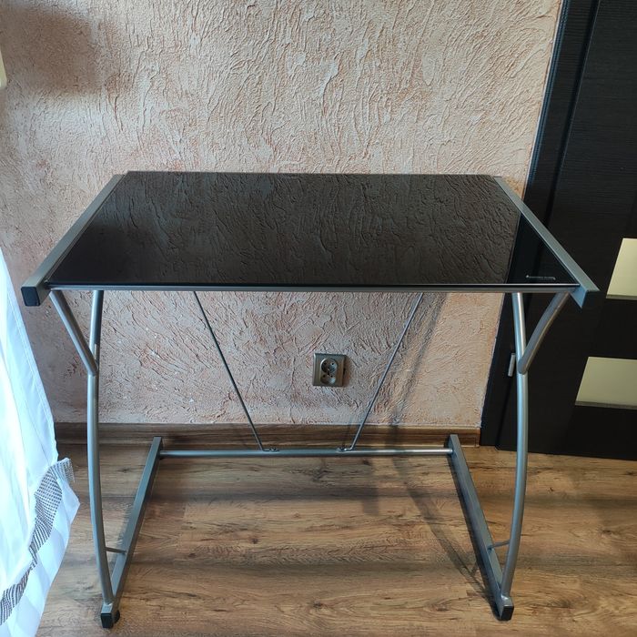 Biurko ze szklanym blatem