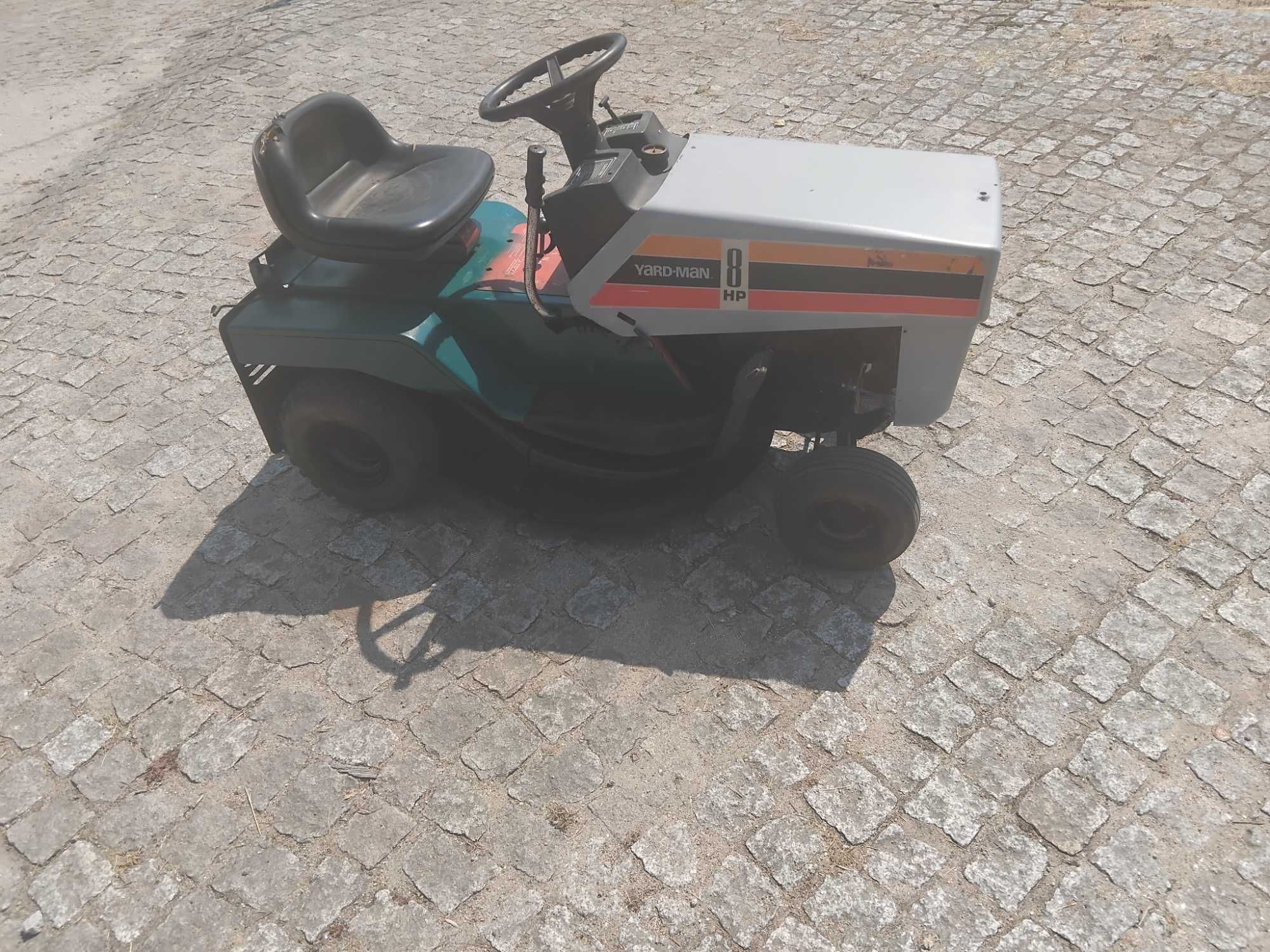 Trator corta relva