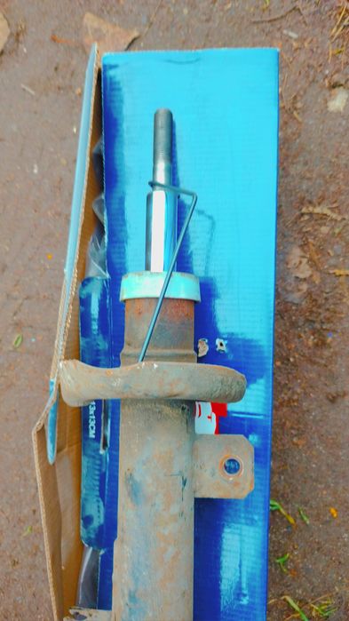 Амортизатор передний правый Citroen c3/C2  02-09год