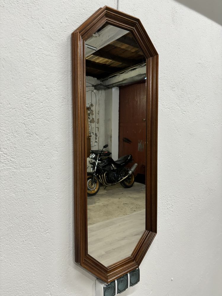 Wąskie lustro w drewninej oprawie