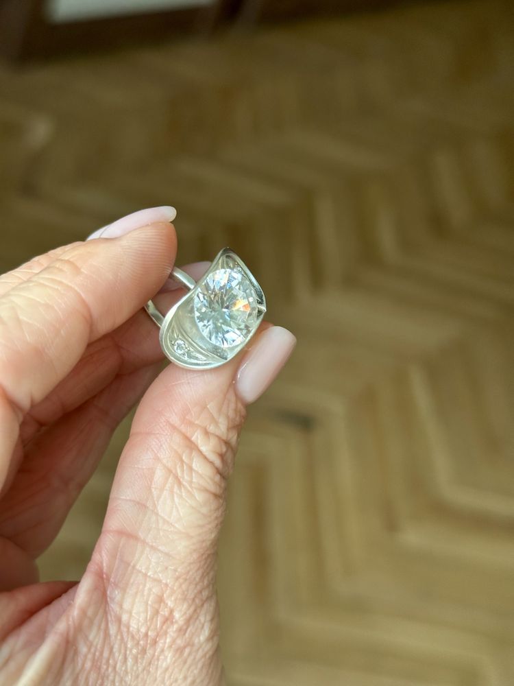 Кольцо серебрянное с цирконами