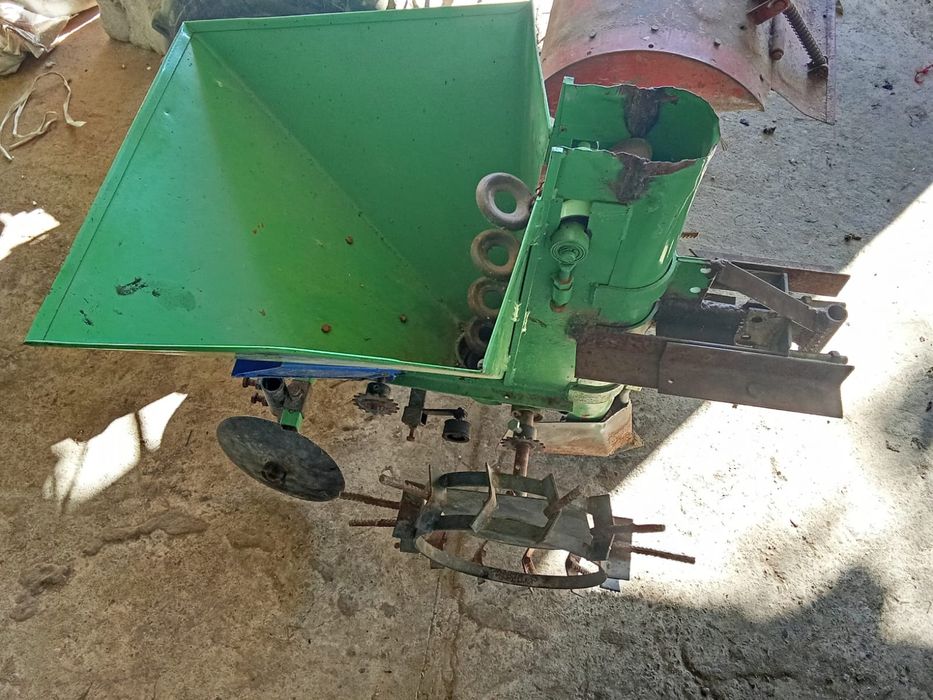 Продам картопелесаджалку для мотоблока