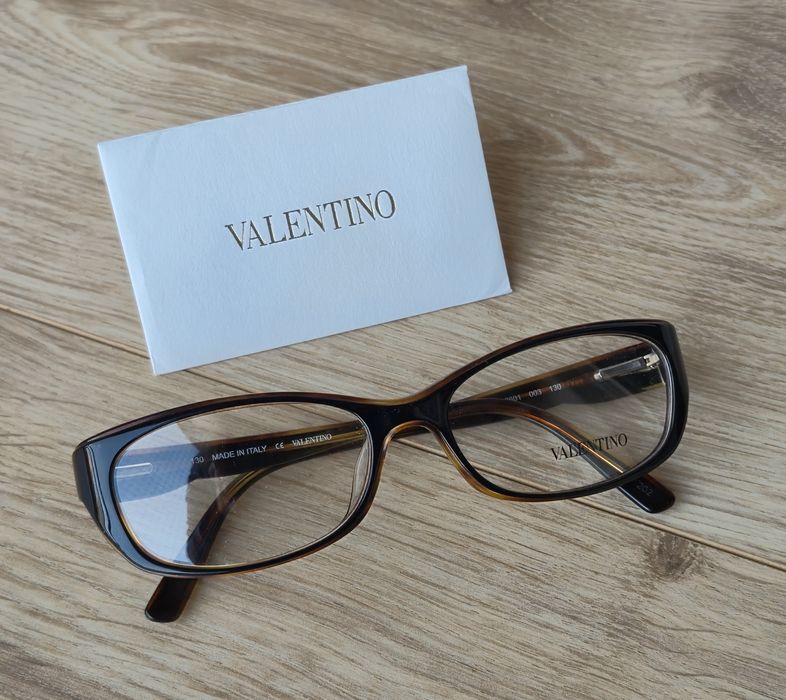 Жіноча вузька двукольорова оправа V2601 від Valentino!