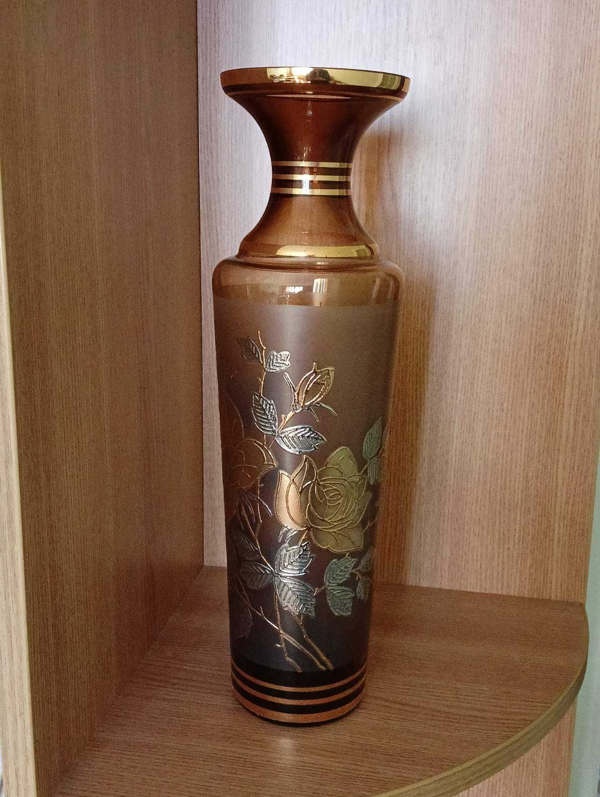 Ваза из цветного стекла