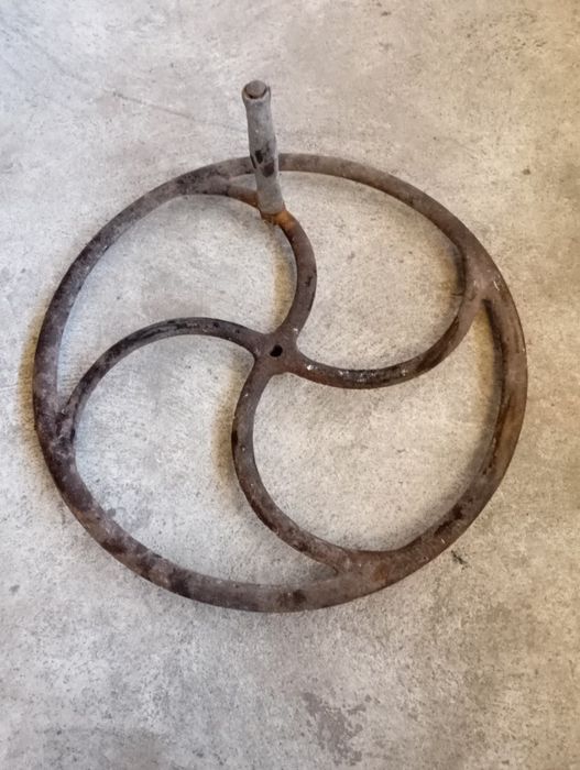 Vendo esta roda de ferro muita bonita bom estado