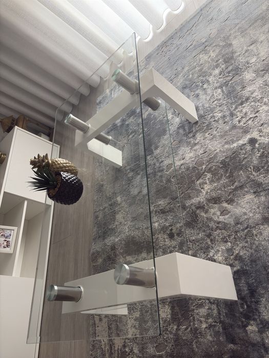 Mesa de centro  tampo de vidro e pernas branco lacado como nova