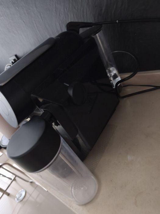 Máquina de Café Delta Q Mini MilkQool Preto