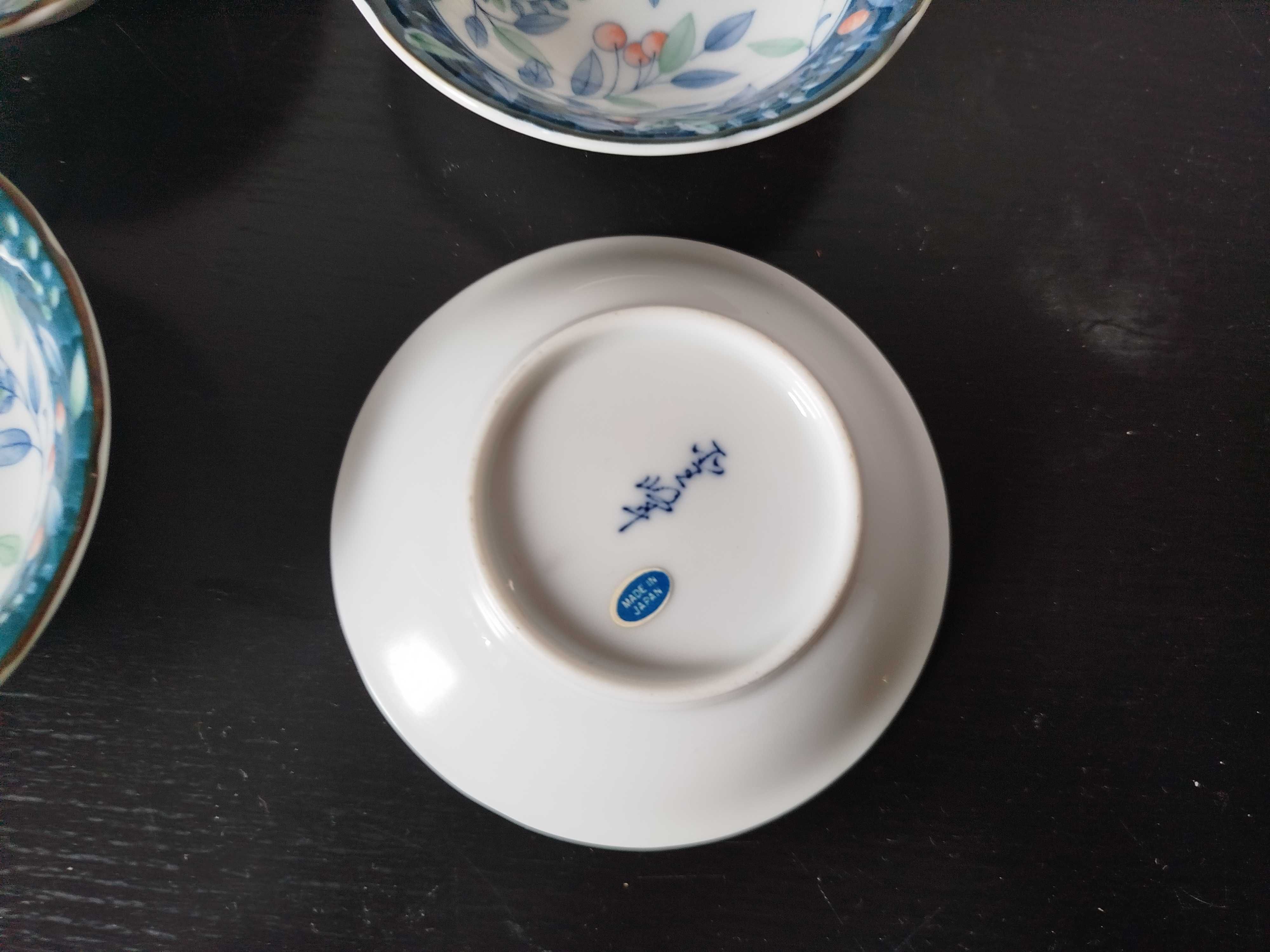 Conjunto de quatro taças em porcelana