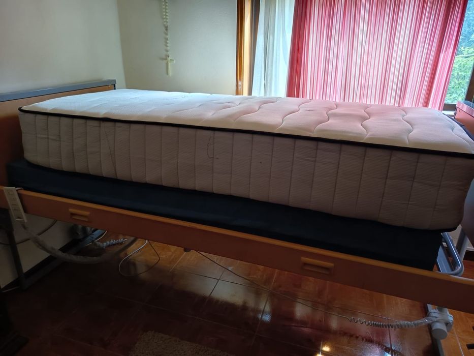Cama articulada elevatória