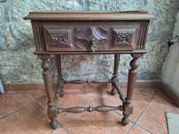 Mesa de cabeceira para restauro
