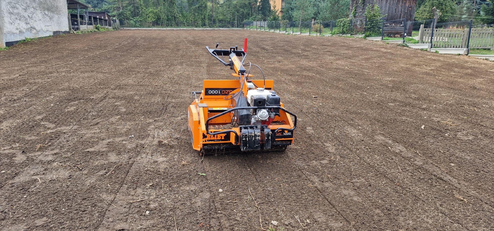 Wysiew trawy siewnikiem mechanicznym,usługi glebogryzarką separjącą.